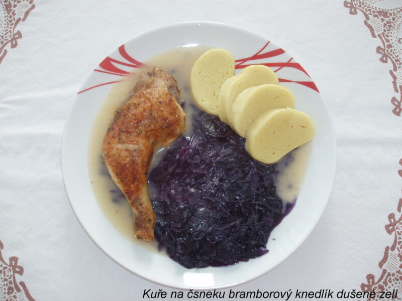 Kuře na čsneku bramborový knedlík dušené zelí